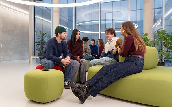 Studierende der Ingenieurwissenschaften im MRM unterhalten sich