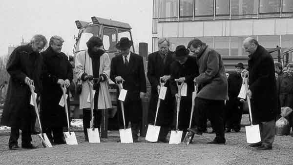 1996/1997 | Erster Spatenstich