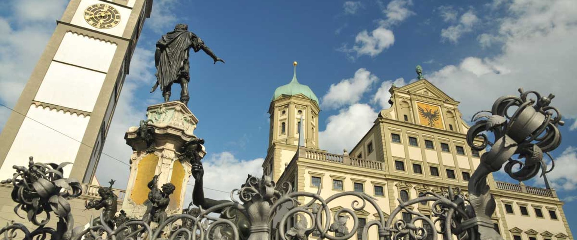 Rathaus von unten mit Augustusbrunnen