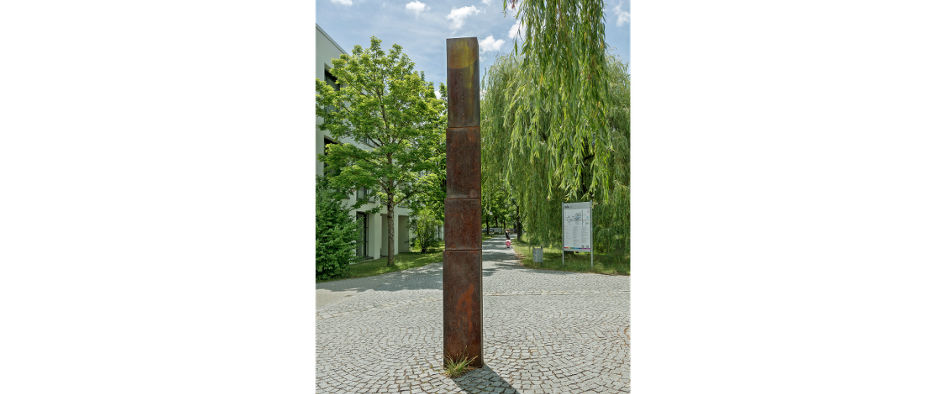 Auf dem Bild sieht man das Kunstwerk Stele - Kern und Hülle von Joachim Bandau
