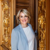 Das Foto zeigt das Portrait von Oberbürgermeisterin Eva Weber