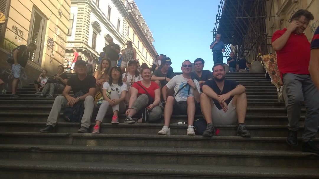 Gruppenphoto der ExkursionsteilnehmerInnen auf einer Treppe in Rom.