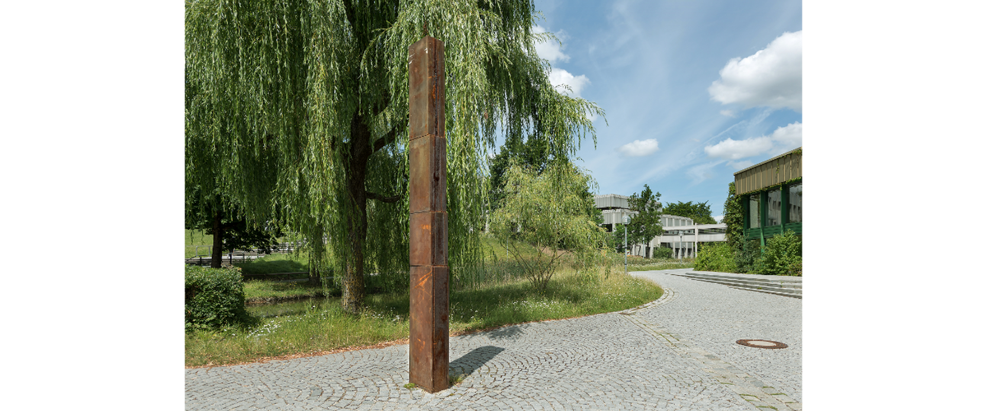Auf dem Bild sieht man das Kunstwerk Stele - Kern und Hülle von Joachim Bandau