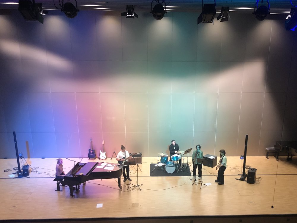 Band auf einer Konzertbühne