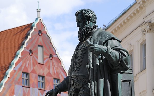 Weberhaus mit Hans Jakob Fugger-Denkmal im Vordergrund