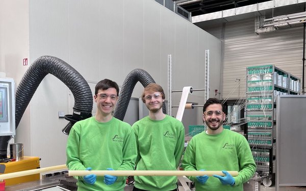 Das Team „fibclick“, in der Hand ein im Leichtbauverfahren gefertigtes Bauteil.