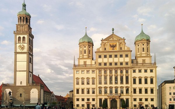 Bild des Augsburger Rathauses und des Perlachturms