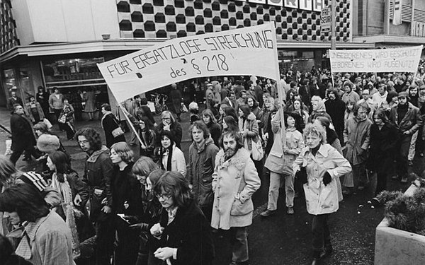 Frauen demonstrieren in der Frankfurter Innenstadt gegen den Paragraph 218, 16. März 1974 (Demozug auf der Zeil vor Woolworth)
