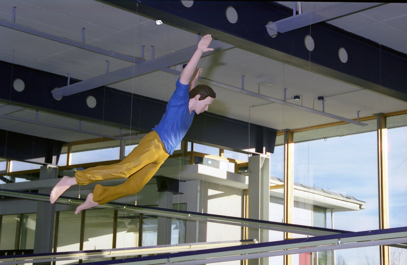 Installation der 1985 geschaffenen Skulptur „Flying man/I dream I could fly“ von Jonathan Borofsky im Gebäude der Juristischen Fakultät