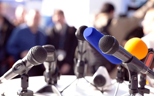 Presse Interview Mikrofone (Symbolbild)