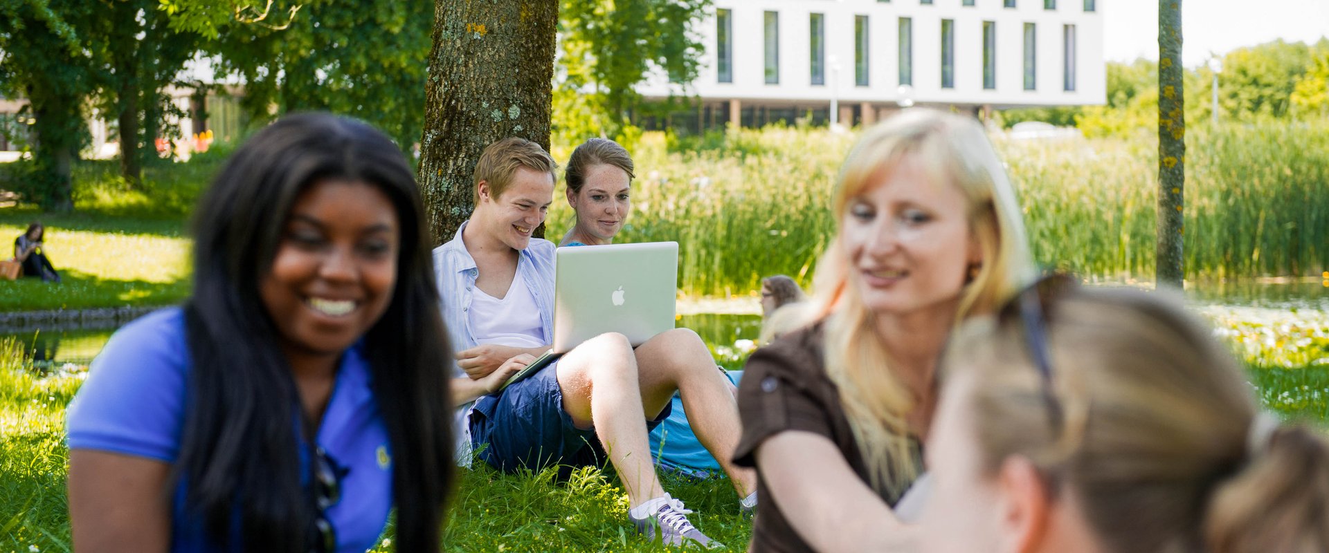 Gruppe von Studierenden am Unisee