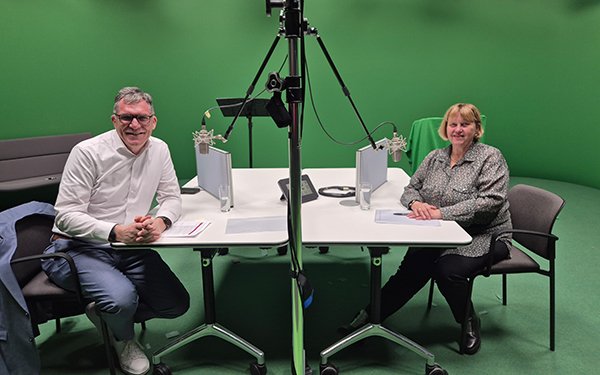 Mediziner Prof. Dr. Helmut Messmann spricht mit Präsidentin Prof. Dr. Sabine Doering-Manteuffel im Podcast „UniA Research to go”.