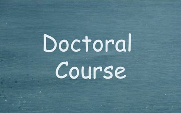 EIn Bild, auf dem "Doctoral Course" steht