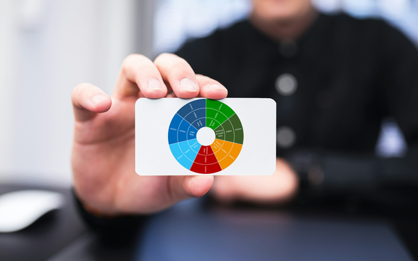 Person zeigt Blatt mit Aufbau Green Research Network Breave