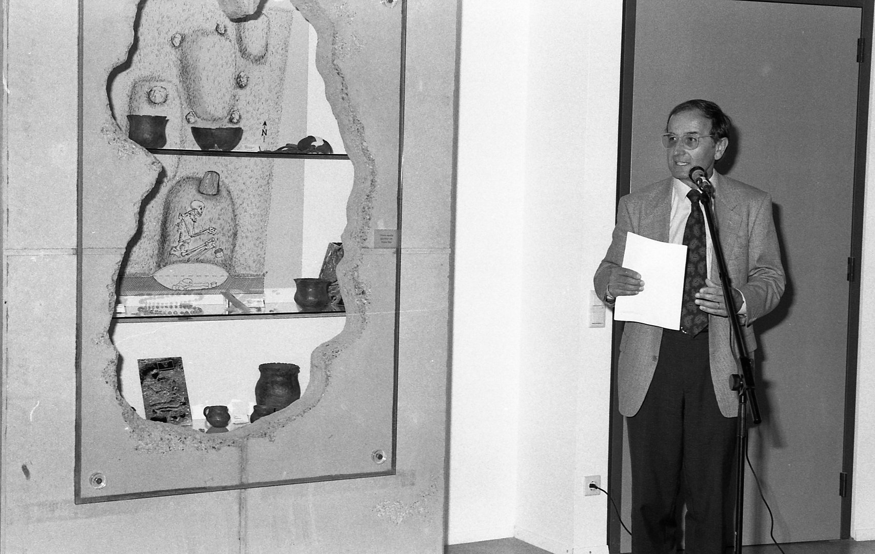 Präsentation von archäologischen Funden aus der Glockenbecherzeit anlässlich der Eröffnung des  Sportzentrums am 15. Juli 1994