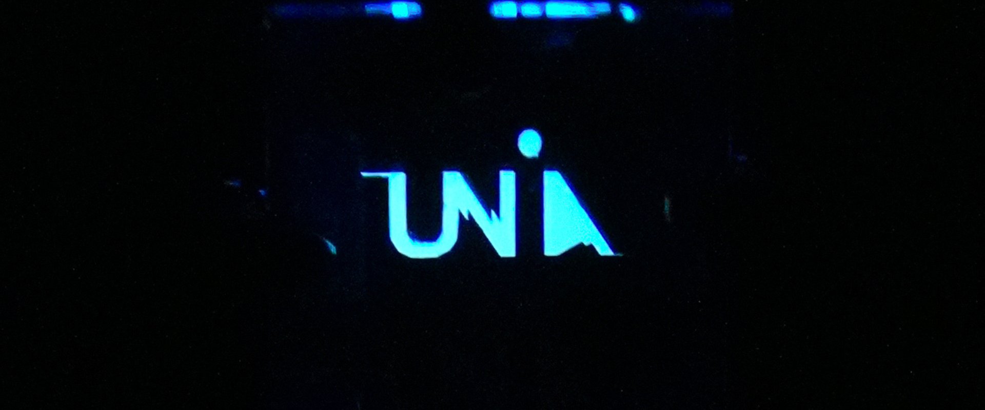 Fotograph of an OLED picturing the Uni's logo