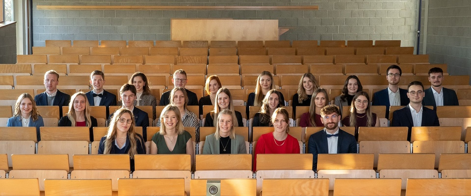 Die Bachelorabsolventinnen und -absolventen des Studiengangs Rechts- und Wirtschaftswissenschaften 2024.