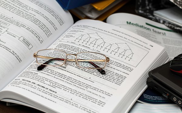 Brille auf Buch