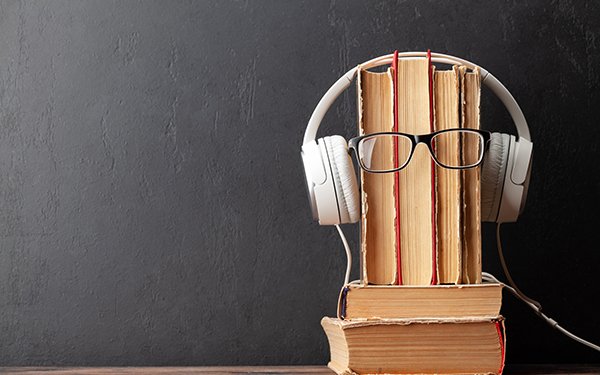 Buch und Kopfhörer