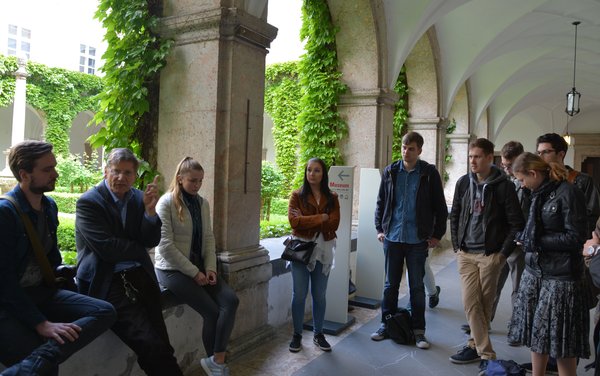 Gruppendiskussion in Arkaden des Kreuzgangs vor der Innsbrucker Hofkirche