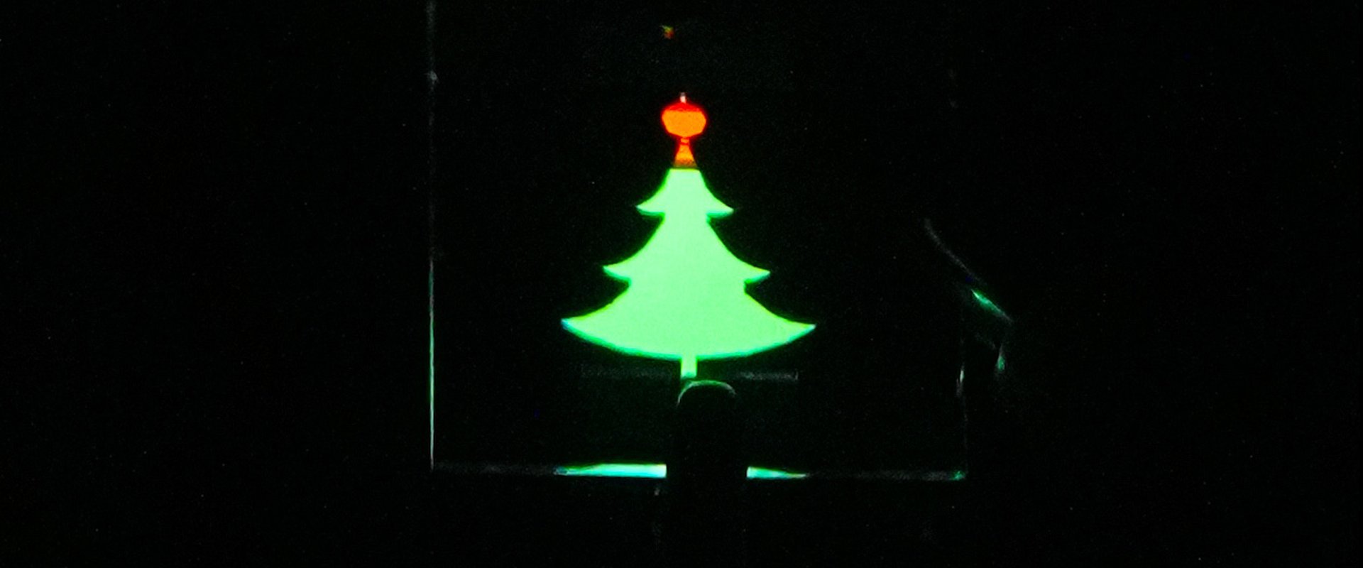 Foto einer OLED, die einen stilisierten Weihnachtgsbaum darstellt