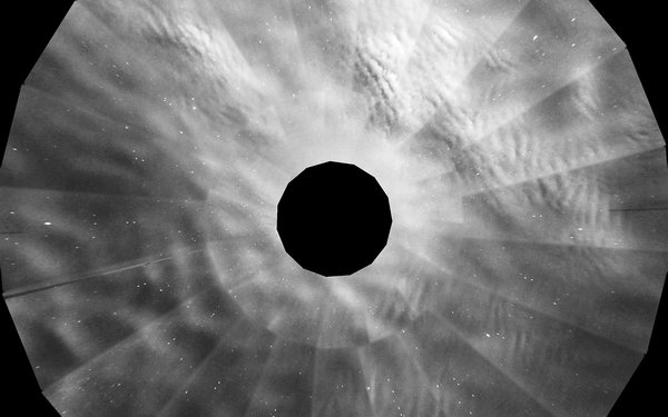 Scheibenartiges Nachthimmelbild mit sichtbaren Schwerewellen