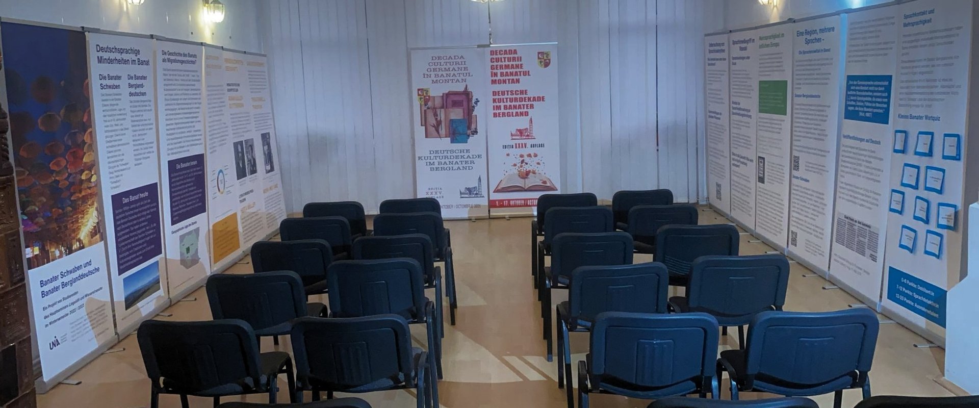 Es ist der Ausstellungsraum der Deutschen Kulturdekade 2025 im Banater Bergland zu sehen.