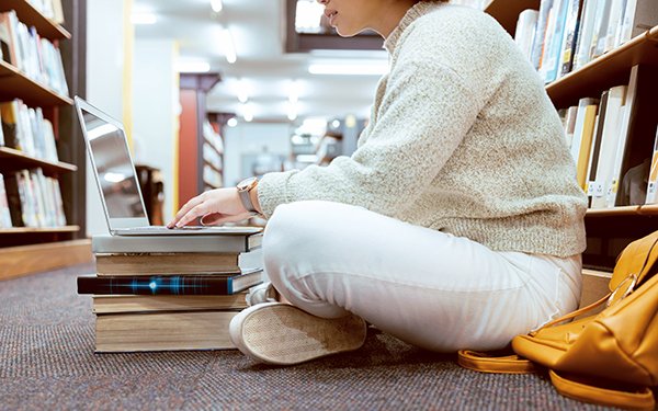 Studentin lernt in Bibliothek