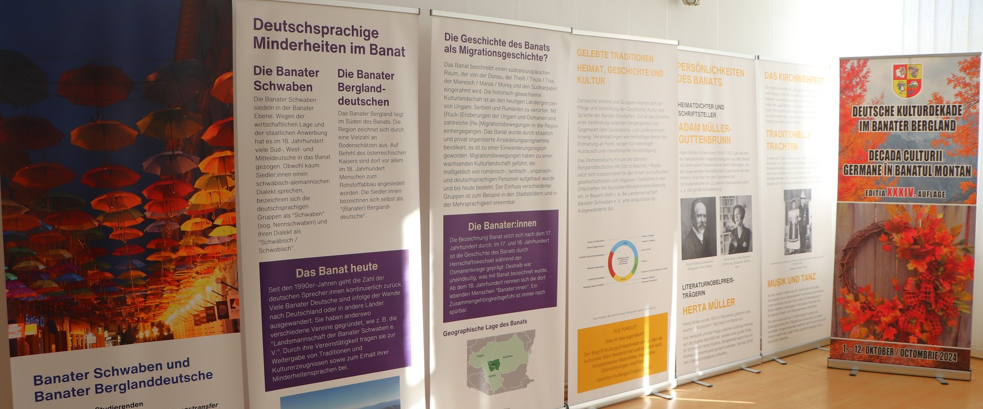 Es ist ein Bild der Stellwandausstellung in Reschitz zu sehen.
