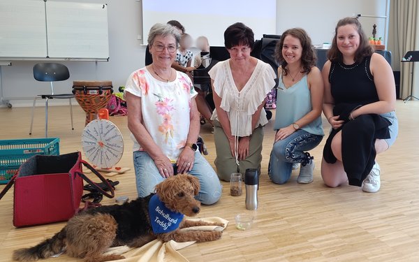 Die beiden Lehrerinnen und Studierende mit Schul- und Therapiehund Teddy