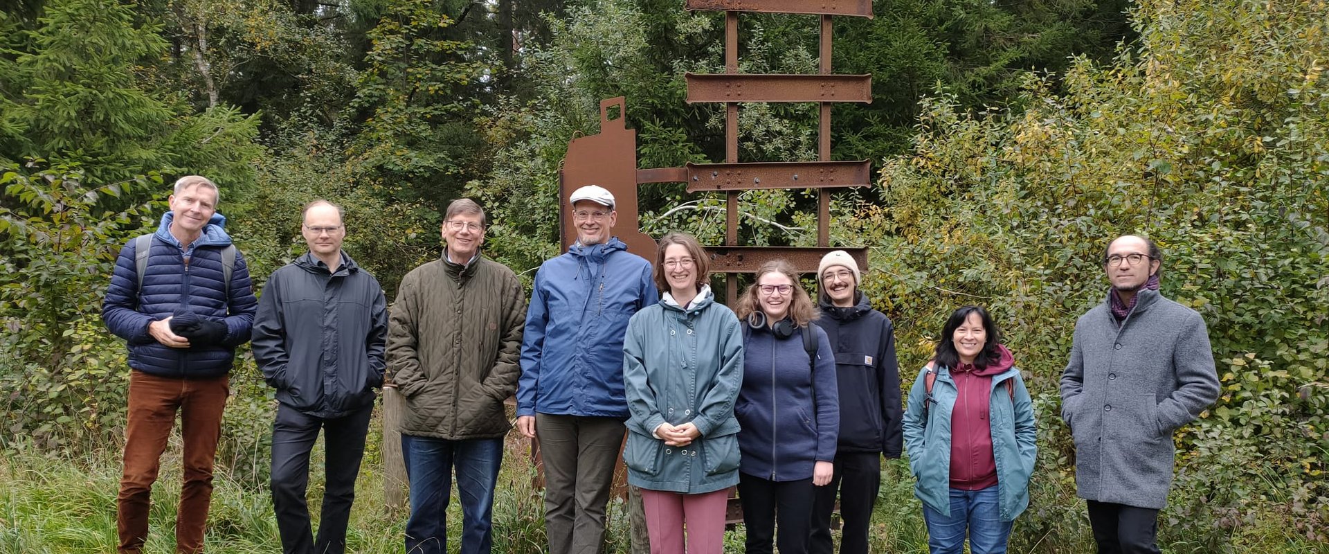 Workshop-participants in front of the "meMOORial" in the Haspelmoor
