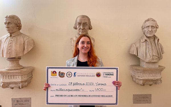 Ritrovato h?lt Preis in der Hand