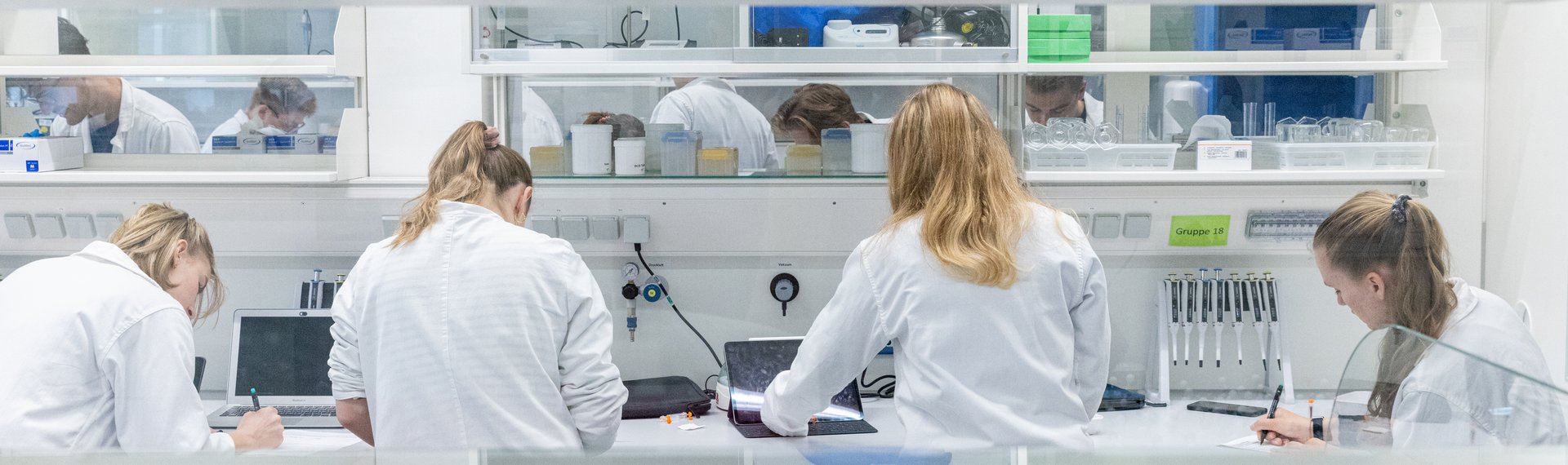 Laborszene Biochemisches Praktikum Studierende an der Bench
