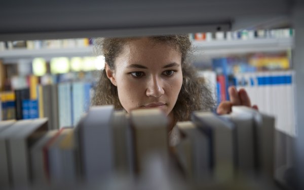 Studentin hinter Büchern