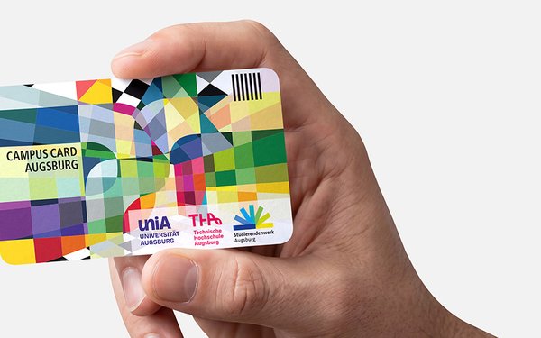 Campus Card wird in der Hand gehalten
