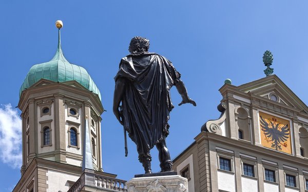 Augsburg Blick auf das Rathaus vom Augustus Brunnen