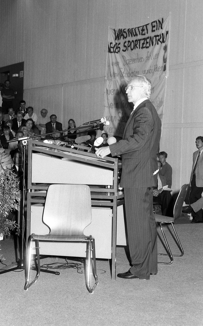Akademischer Festakt zum 25-jährigen Gründungsjubiläum der Universität Augsburg am 13. Juli 1995 mit Ministerpräsident Dr. Edmund Stoiber als Festredner - und studentischem Protest wegen der Studienbedingungen