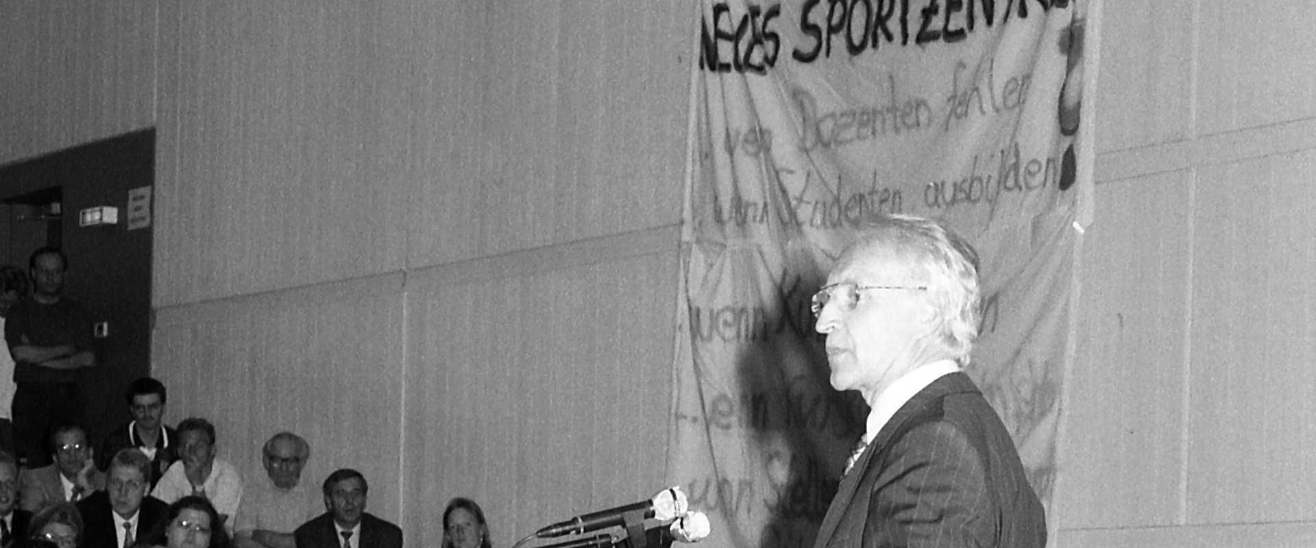Edmund Stoiber und studentischer Protest beim 25-jährigen Gründungsjubiläum der Universität