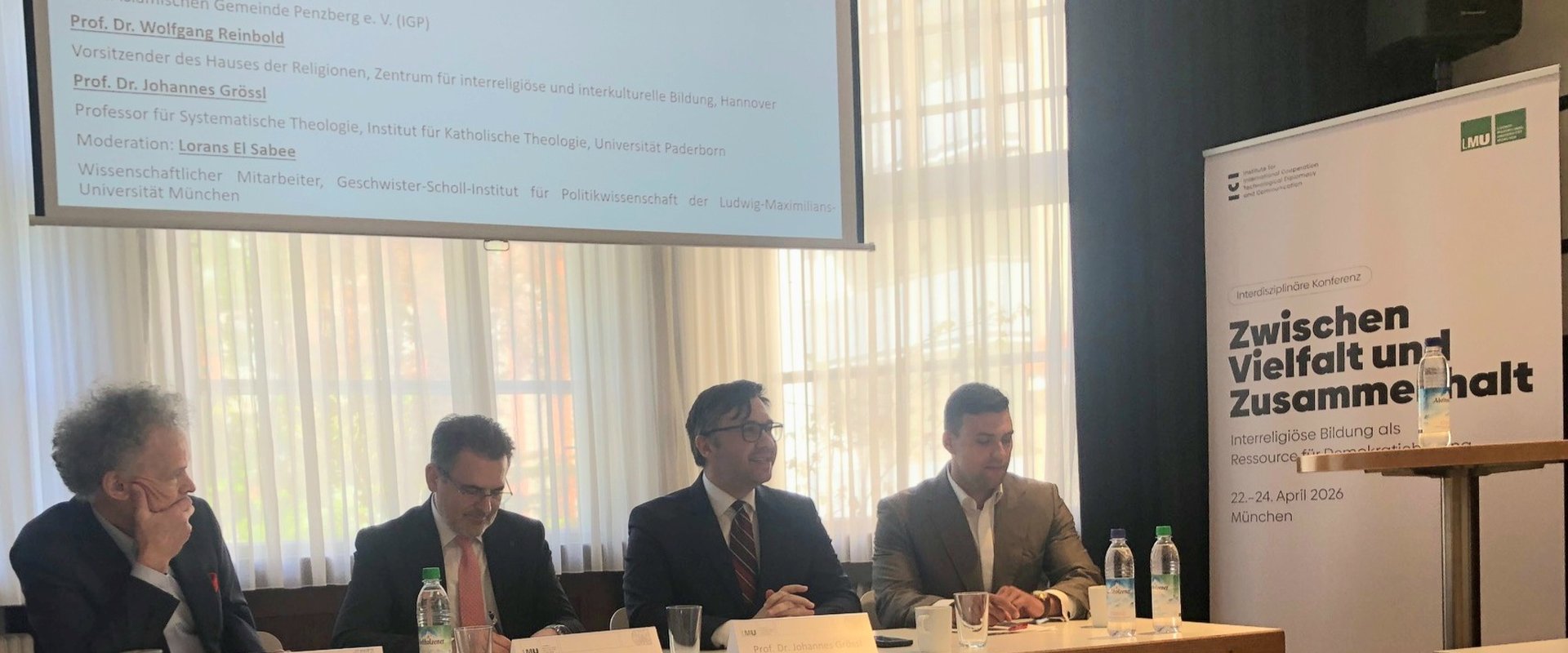 Podiumsdiskussion mit 4 Personen am Tisch
