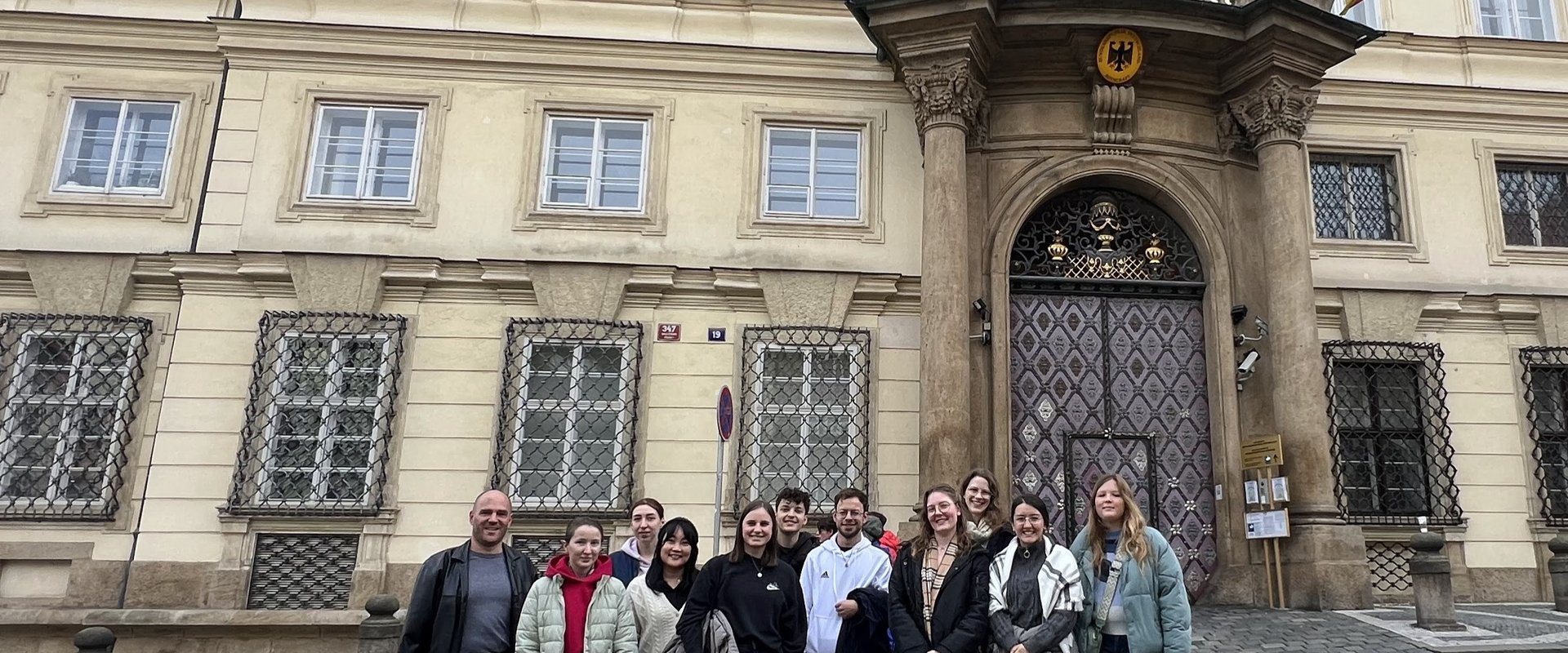 Es ist die Exkursionsgruppe vor der Deutschen Botschaft zu sehen.