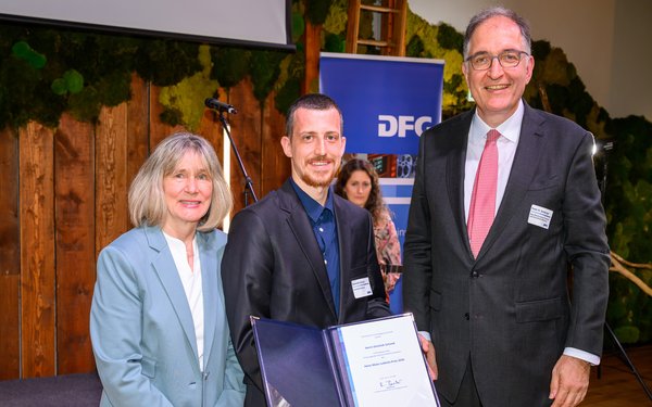 Preisverleihung an Prof. Dr. Dominik Schmid  - mit der DFG-Generalsekretärin Dr. Heide Ahrens und Prof. Dr. Peter H. Seeberger (Vorsitzender des Auswahlausschusses)