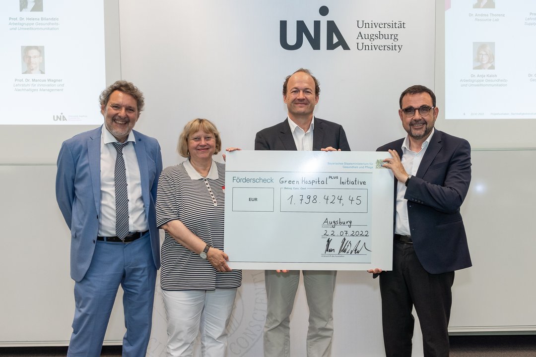 Übergabe Scheck Green Hospital Projekt
