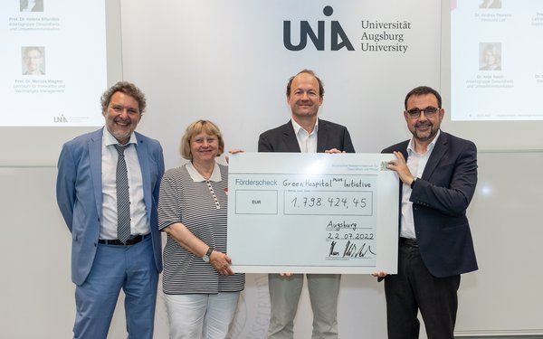 Übergabe Scheck Green Hospital Projekt