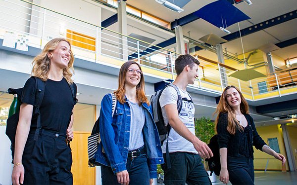 Vier Studierende im Foyer der Wirtschaftswissenschaftlichen Fakultät