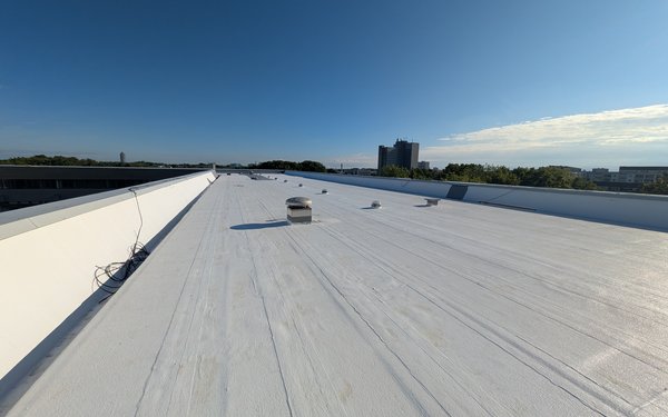 Das Dach von Gebäude D bei Sonnenlicht mit der neuen weißen Beschichtung.