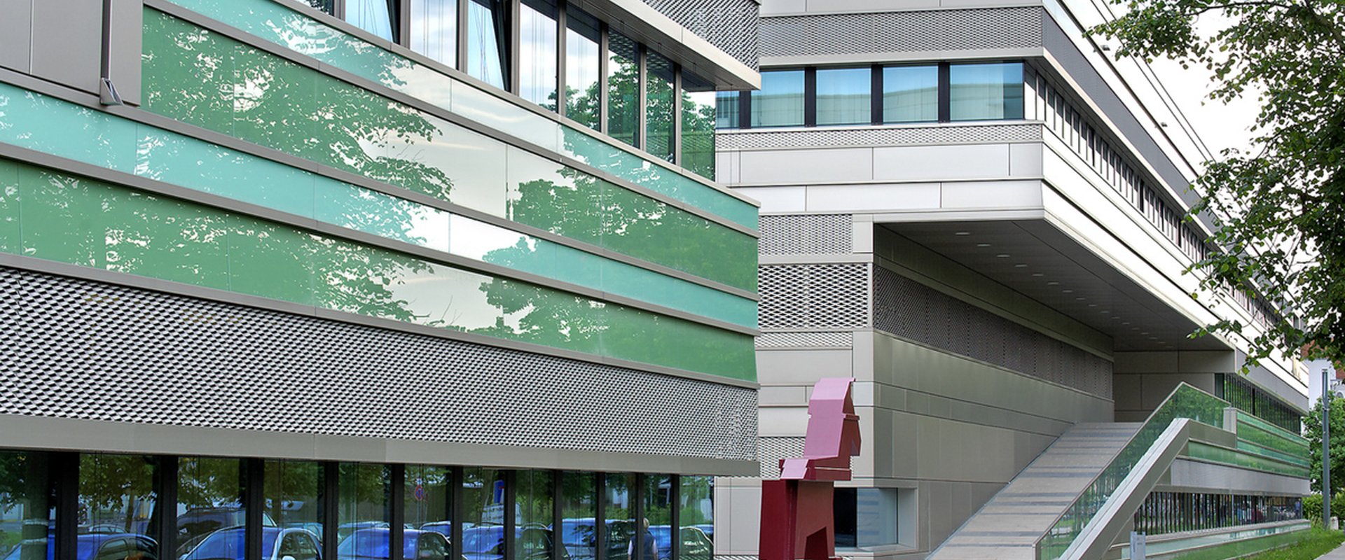 Gebäude der Fakultät für Angewandte Informatik mit Kunstwerk "Trojanisches Pferd"
