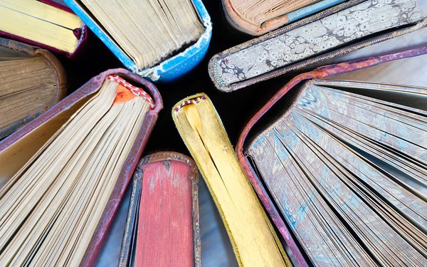 Bücher Lesen Einband von oben (Symbolbild)