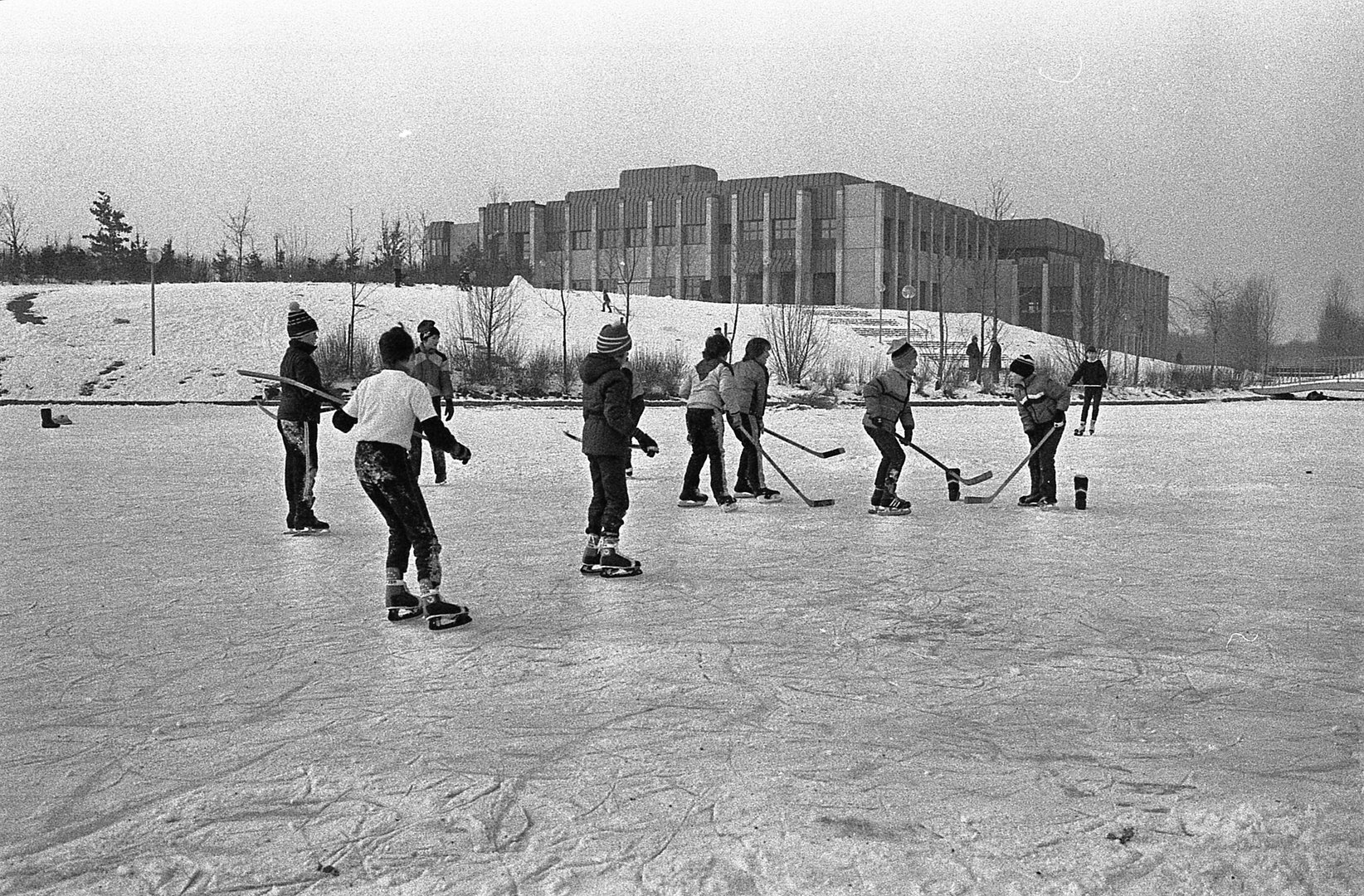 Schön, aber verboten:  Eislaufen auf dem Uni-See