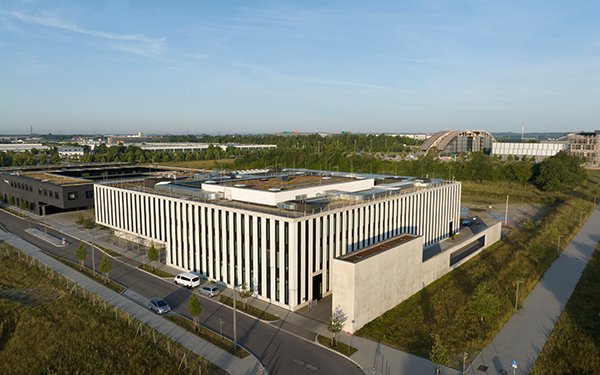 Das MRM-Gebäude der Universität Augsburg von außen