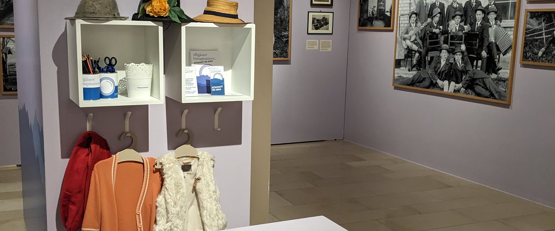 Museumsinnenraum mit einem Spieltisch und Ausstellungsgegenst?nden